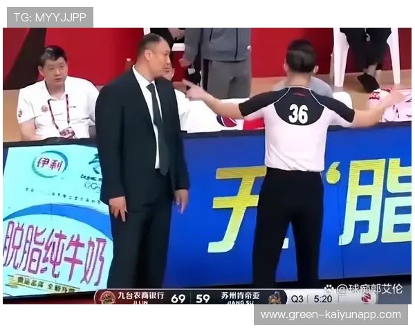 社交媒体热议：球迷对裁判判罚疯狂吐槽，球迷辱骂裁判怎么判罚